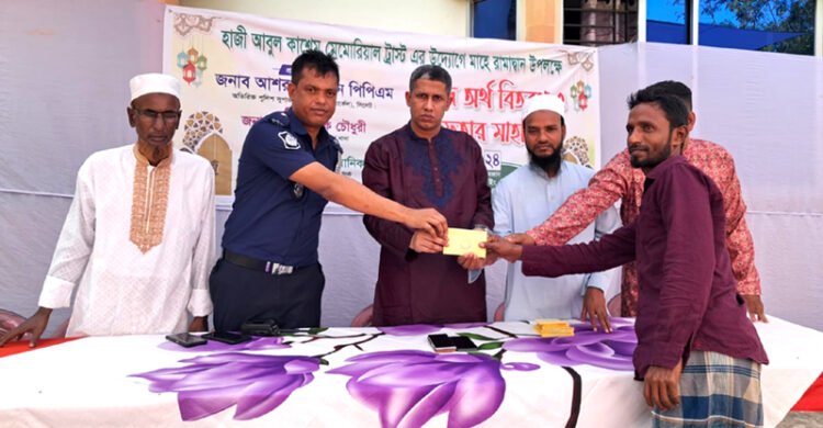 বিশ্বনাথে আবুল কাশেম ট্রাস্টের পক্ষ থেকে অসহায় মানুষের মধ্যে অর্থ বিতরণ