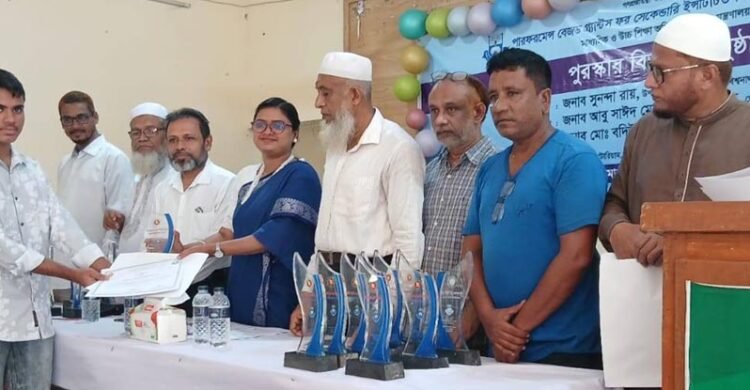 বিশ্বনাথে কৃতি শিক্ষার্থীদের পুরস্কার বিতরণ করলেন ইউএনও সুনন্দা রায়